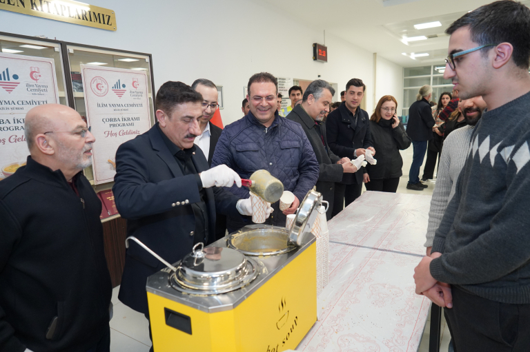 REKTÖRÜMÜZ PROF. DR. ZEKERİYA AKMAN, KÜTÜPHANEDE ÖĞRENCİLERİMİZLE BİR ARAYA GELDİ